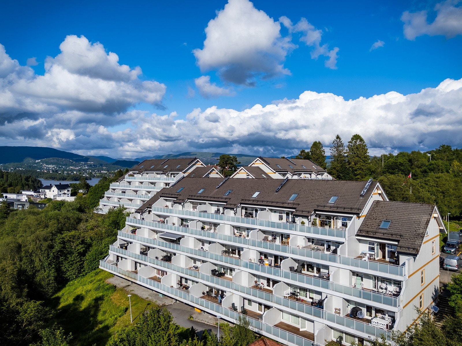 Bybanestopp i Sandslivegen ca. 15 minutters gange fra boligen. Det er også gangavstand til både barnehager og skoler. Galleribilde
