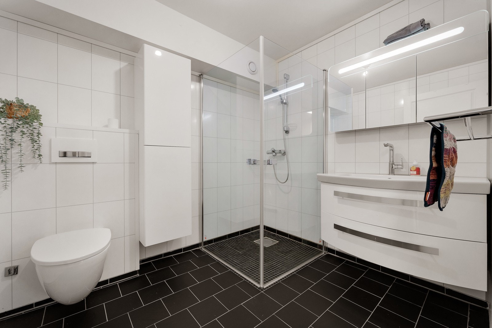 Bad med keramiske fliser og varmekabler. Baderomsplater på vegg. Galleribilde