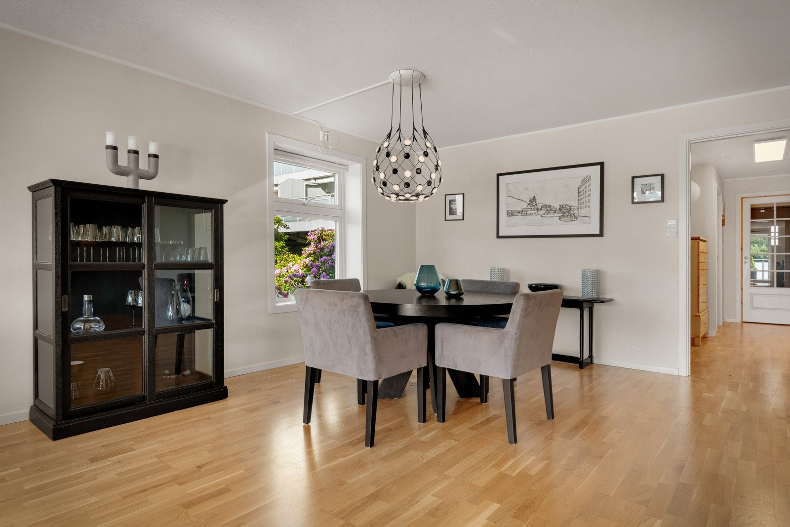 Her har man god plass til spisegrupper ved kjøkken. Galleribilde