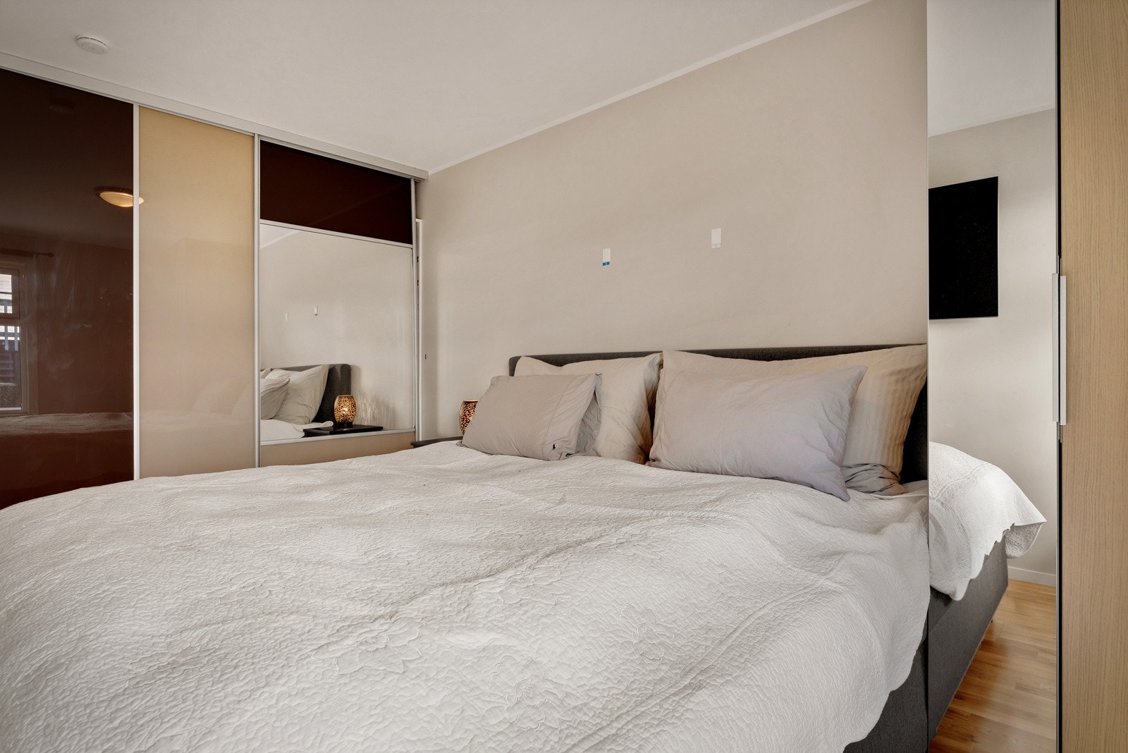 Her er det mye plass i garderobeskap, samt god plass til en stor dobbeltseng. Galleribilde