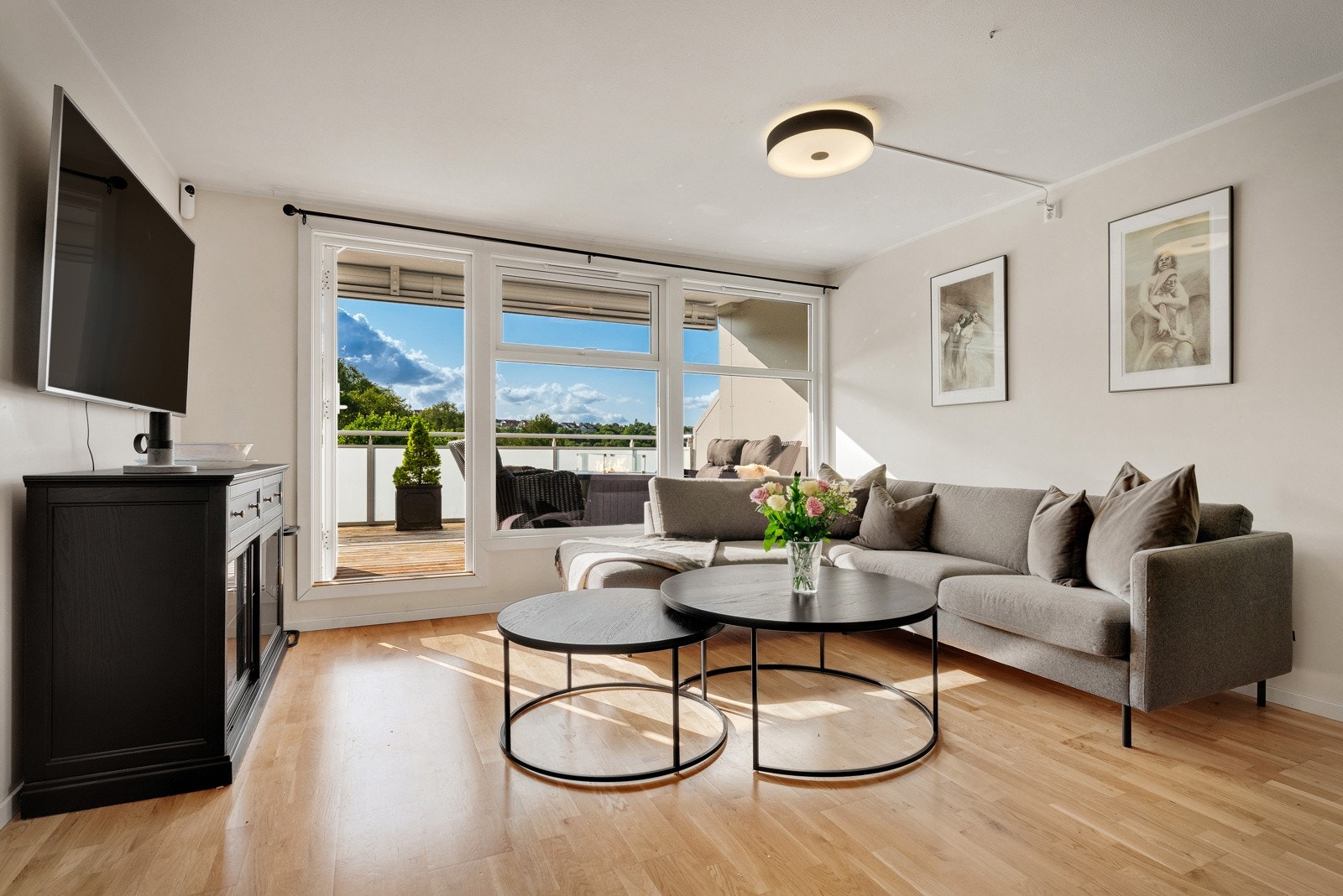 Inne har man en romslig stue med parkett på gulv. Galleribilde