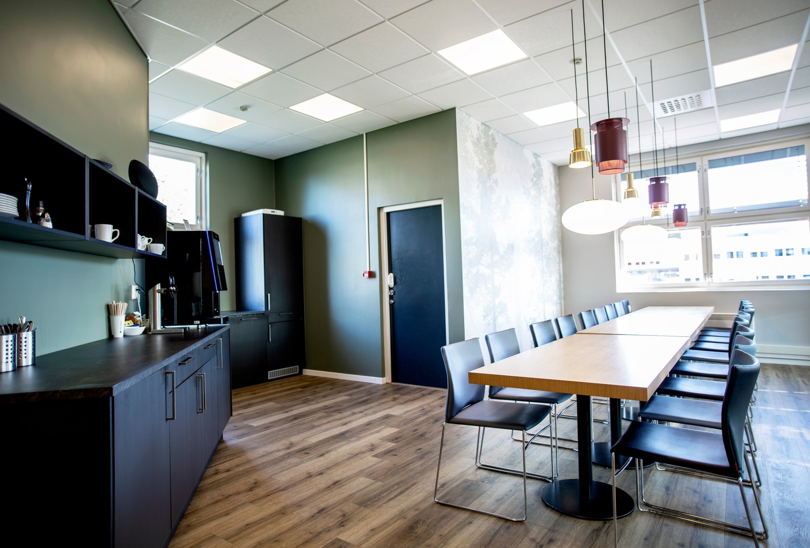 Åpent kjøkken med spiseplass. Fri bruk av kaffe Galleribilde