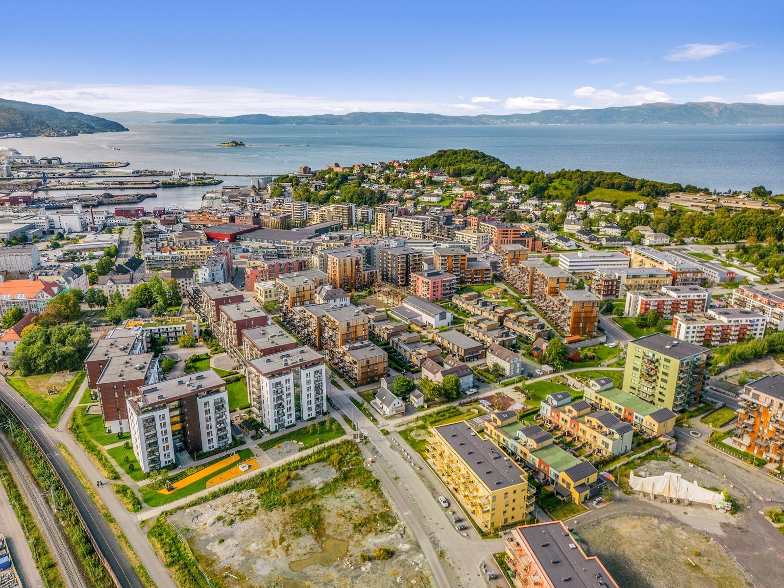 Det er kort vei inn til Solsiden med sitt brede tilbud på shopping, spisesteder, og uteliv. Galleribilde