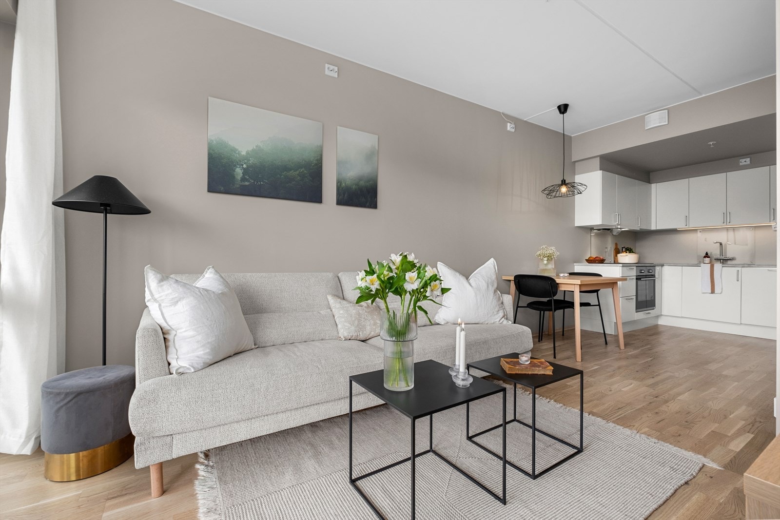 Den åpne løsningen mellom stue og kjøkken er på totalt 18,5m². Galleribilde