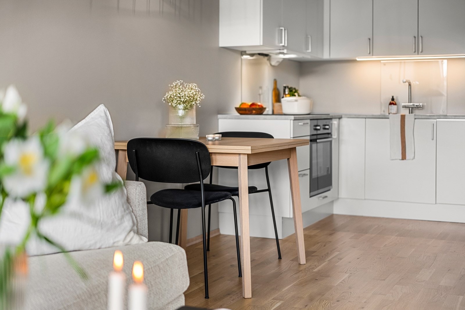 Felleskostnadene utgjør kr. 1 844,- per måned, og inkluderer bod, filter, TV/Bredbånd, kontingent utomhus og diverse vedlikehold/drift Galleribilde