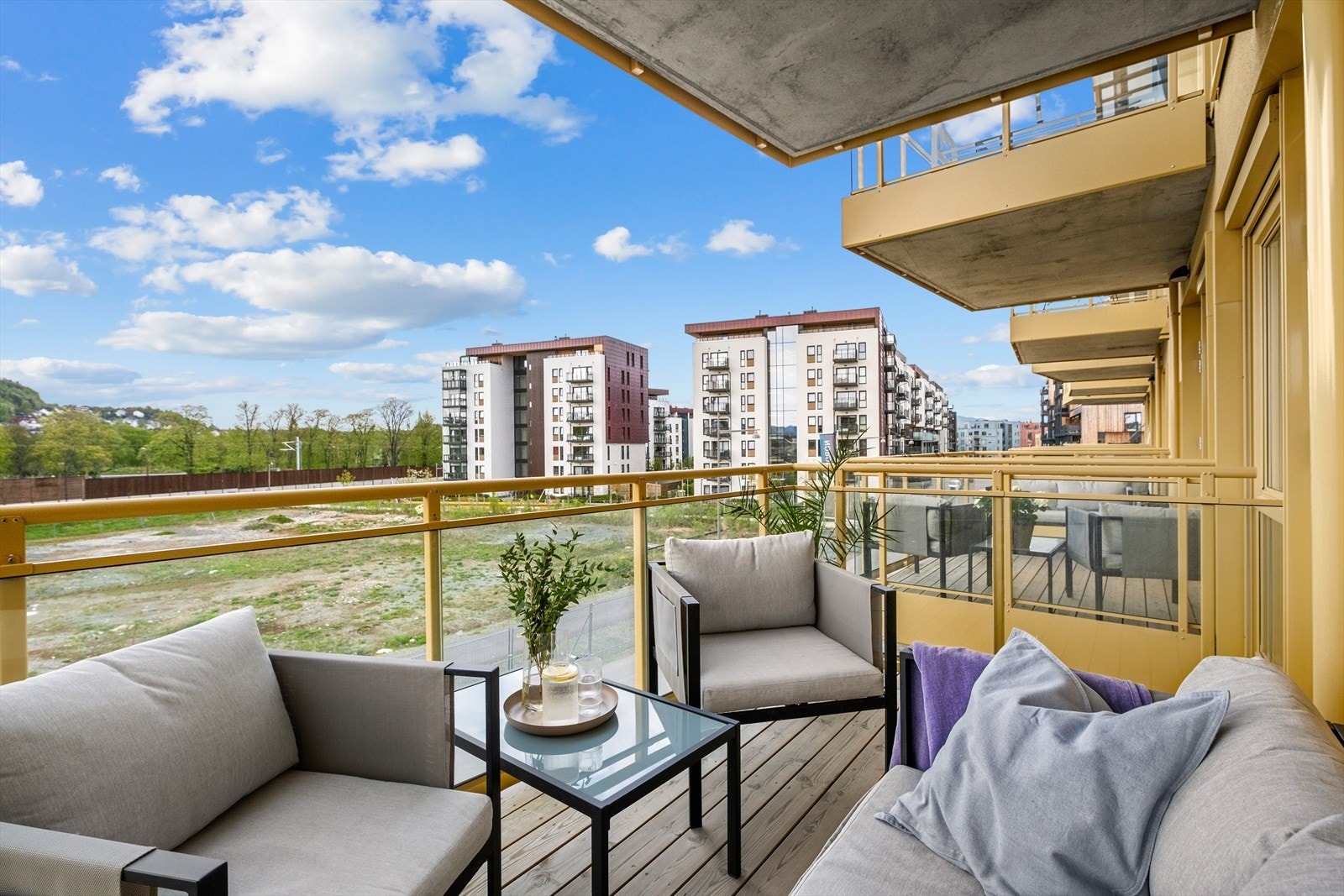 Balkongen er på 7m² og er vendt mot sør som gir fine solforhold! Galleribilde