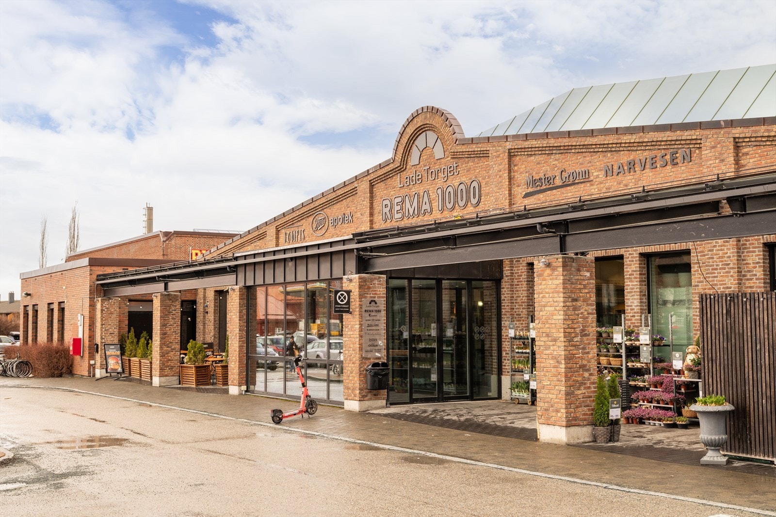 Du har et bredt utvalg på Ladetorget. Her får du Rema 1000 med post i butikk, restaurant, apotek, bakeri, Kompis og blomsterhandel. Galleribilde