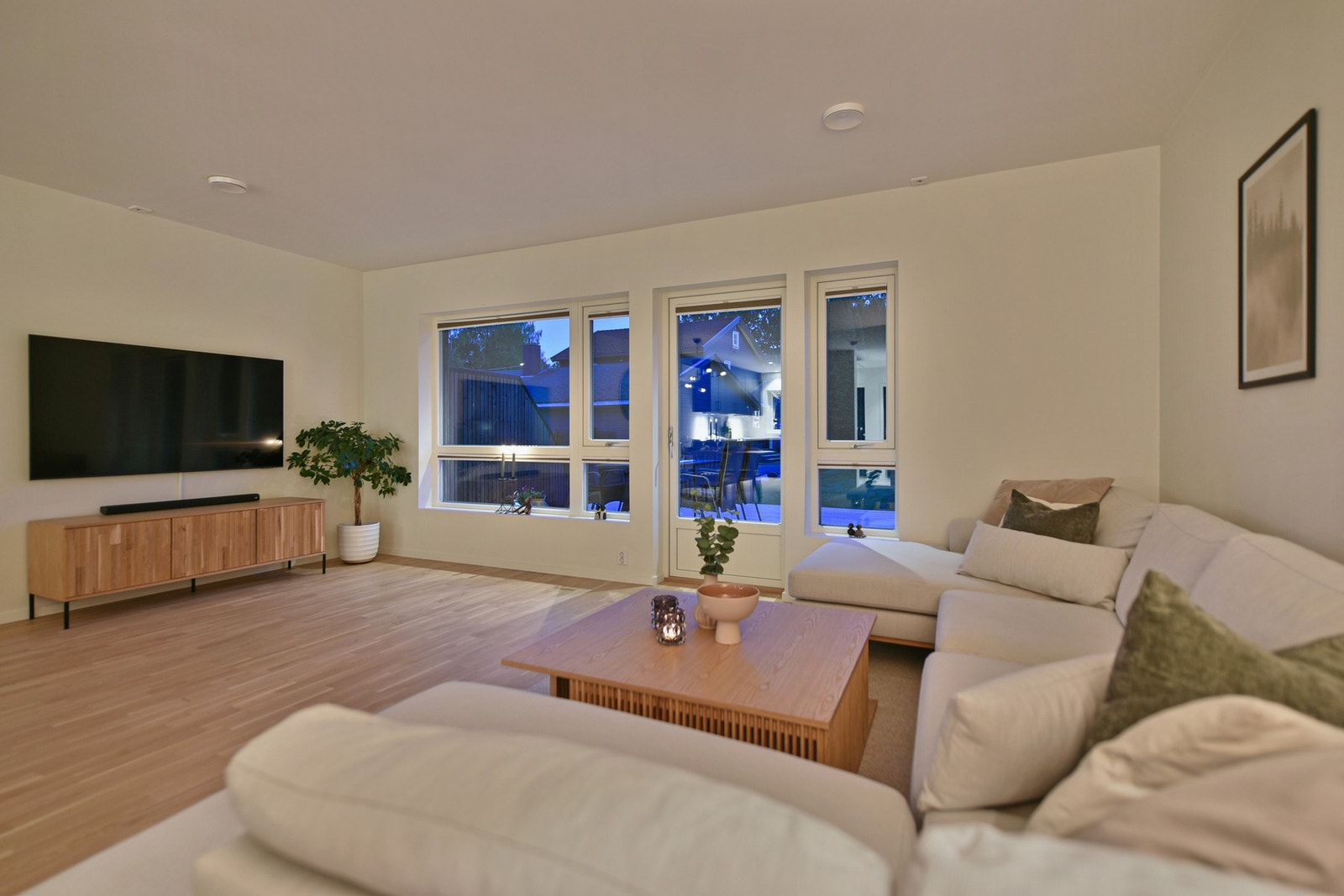 Fra stuen er det utgang til terrassen Galleribilde