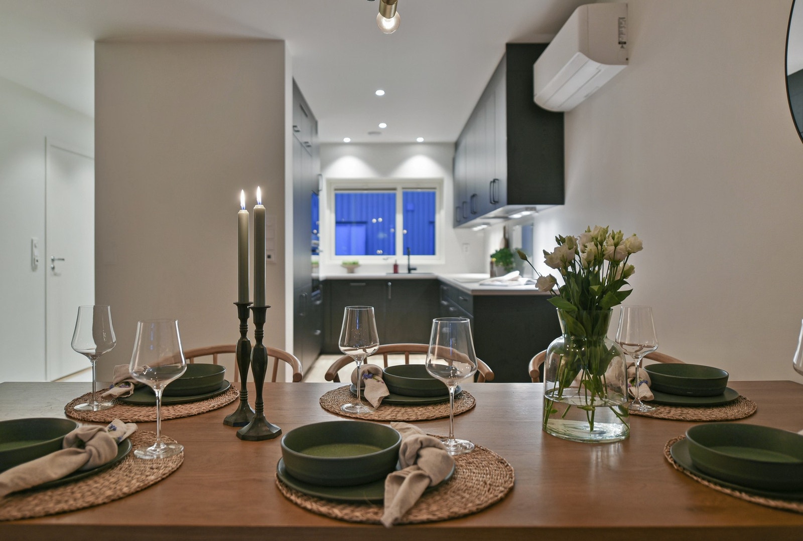 Sosial og åpen løsning mellom spisestue og kjøkken Galleribilde