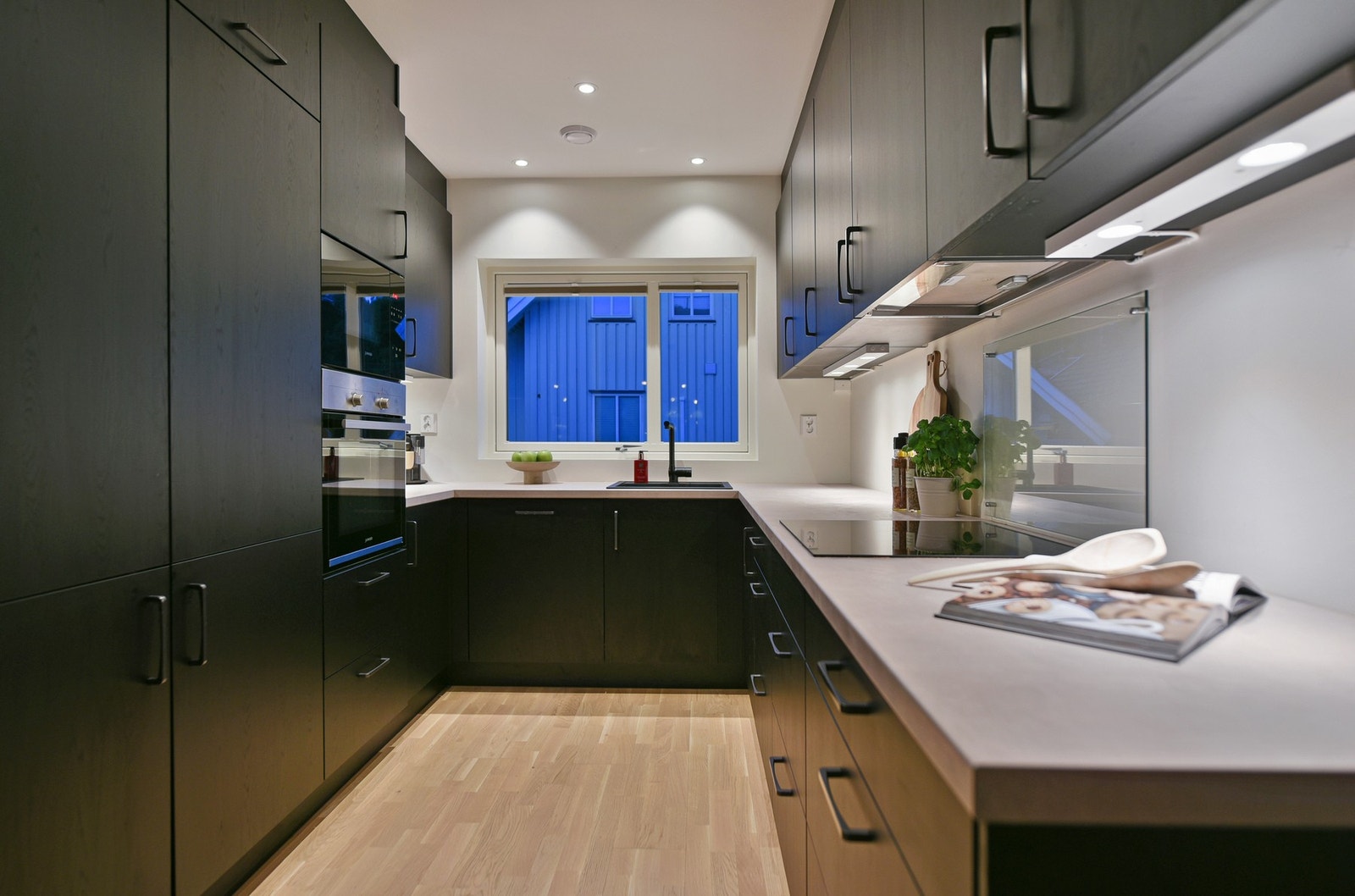 Integrert kjøleskap, fryseskap, microovn, stekeovn, platetopp og oppvaskmaskin Galleribilde