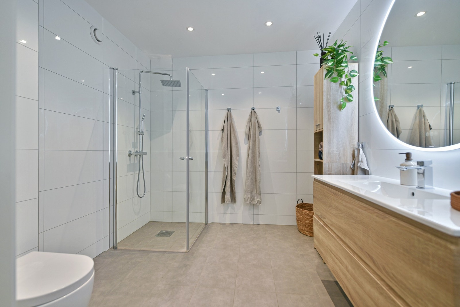 Lekkert bad i 2. etasje Galleribilde