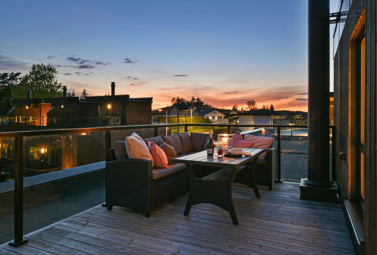 Takterrasse med nydelig utsikt og sen kveldssol Galleribilde