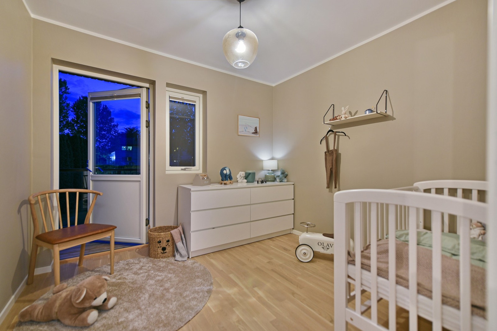 Soverom i 2. etasje med utgang til terrasse Galleribilde