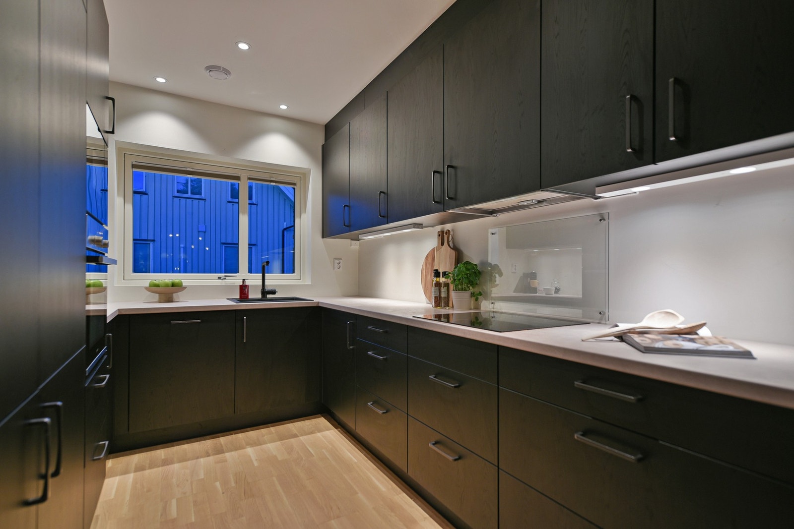 Lekkert kjøkken med integrerte hvitevarer Galleribilde