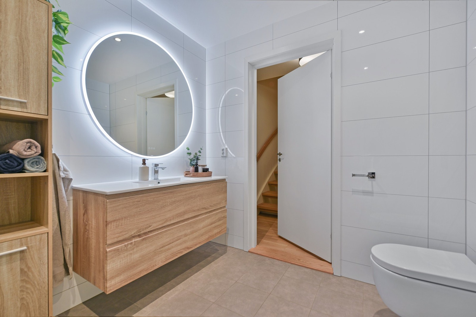 Fliser, gulvvarme, speil m/ varmetråd, vegghengt toalett og dusjhjørne Galleribilde