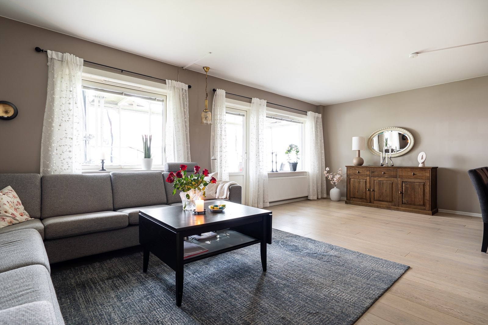 I stuen er det store vindusflater som slipper inn rikelig med naturlig lys. Vinduer er fra 2014. Galleribilde