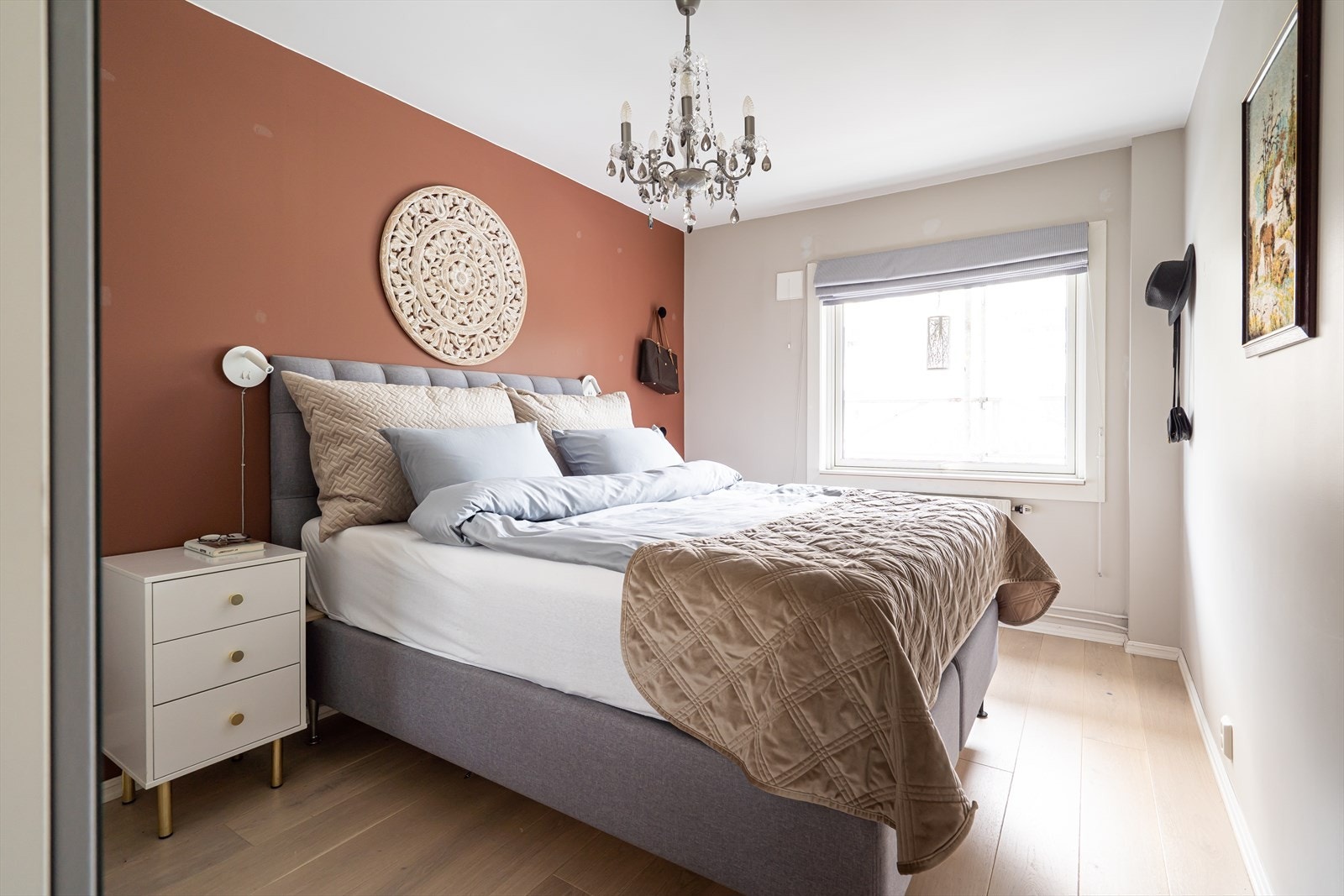 Hovedsoverommet er av god størrelse og har god plass til stor dobbeltseng med tilhørende nattbord. Galleribilde