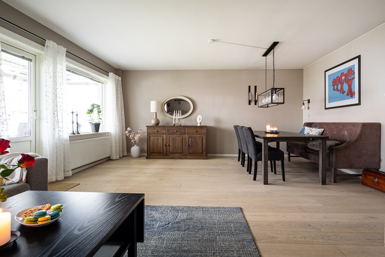 Stuen er av svært god størrelse har god plass til stor sofa- og spisegruppe, samt øvrig oppbevaringsmøbler. Galleribilde