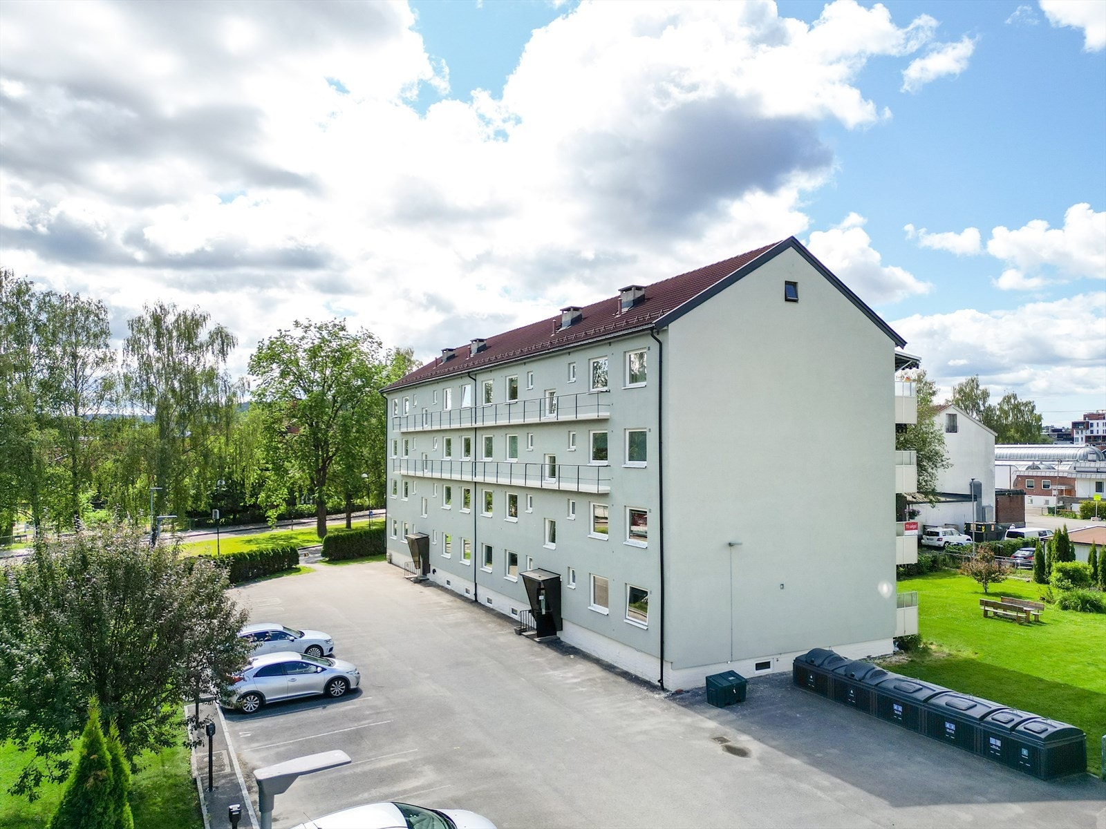 Fasaden er nettop pusset og malt. Galleribilde