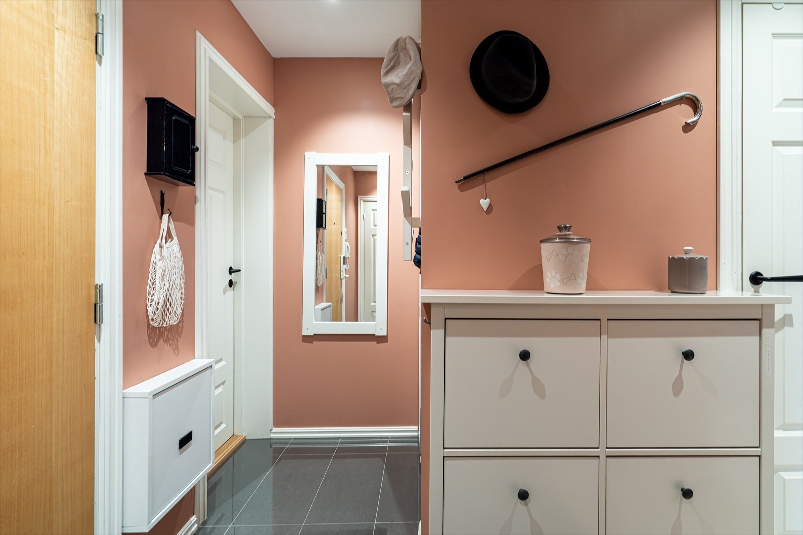 Her har du god plass til ønsket garderobeløsning. Galleribilde