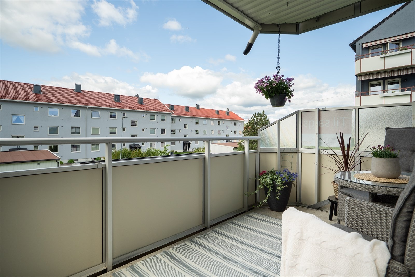 Fra stuen er det utgang til balkong på ca. 8 kvm. Galleribilde