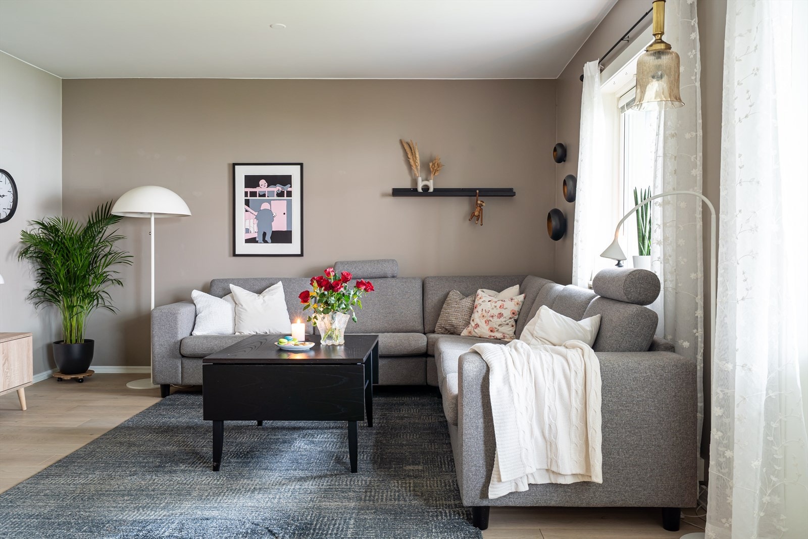 Leiligheten holde høy standard med slette vegger i beige fargetoner og 1-stavs parkett. Galleribilde