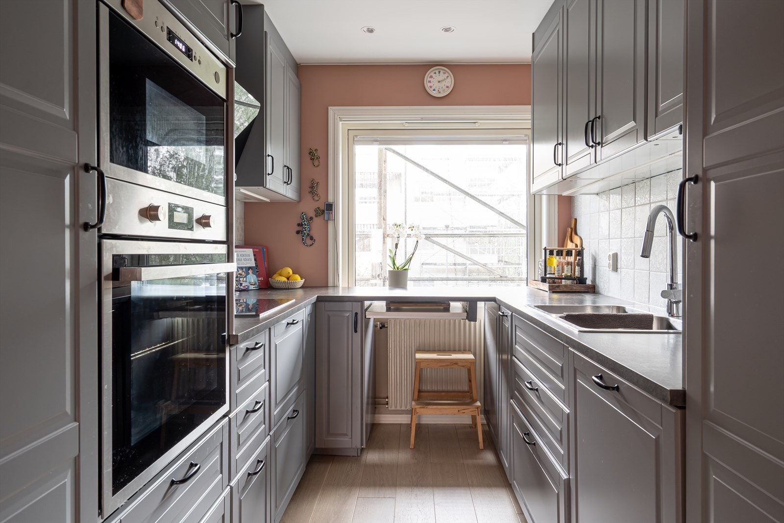 Moderne kjøkken med grå, profilerte fronter, laminat benkeplate og dobbel oppvaskkum. Galleribilde