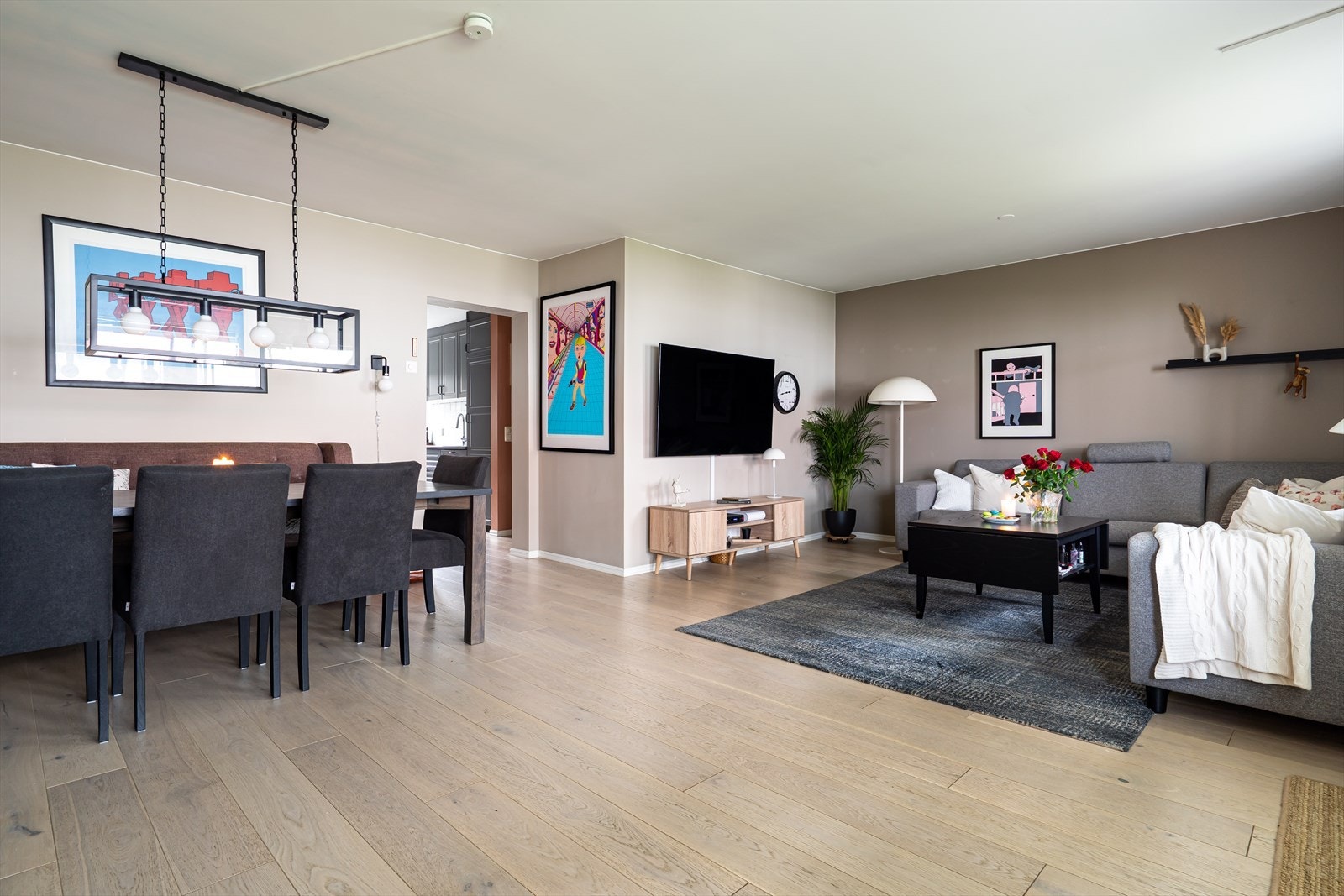 Leiligheten varmes opp via radiatorer. Oppvarming er inkl. i felleskostnader. Galleribilde