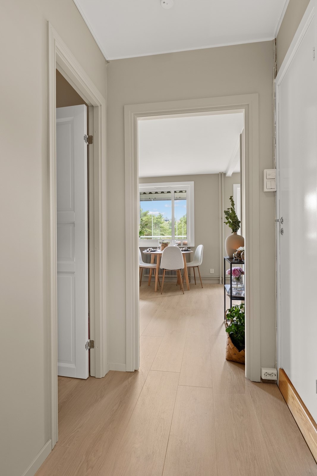 Leiligheten ble pusset opp med helsparklede malte overflater og nytt laminatgulv i 2025 Galleribilde