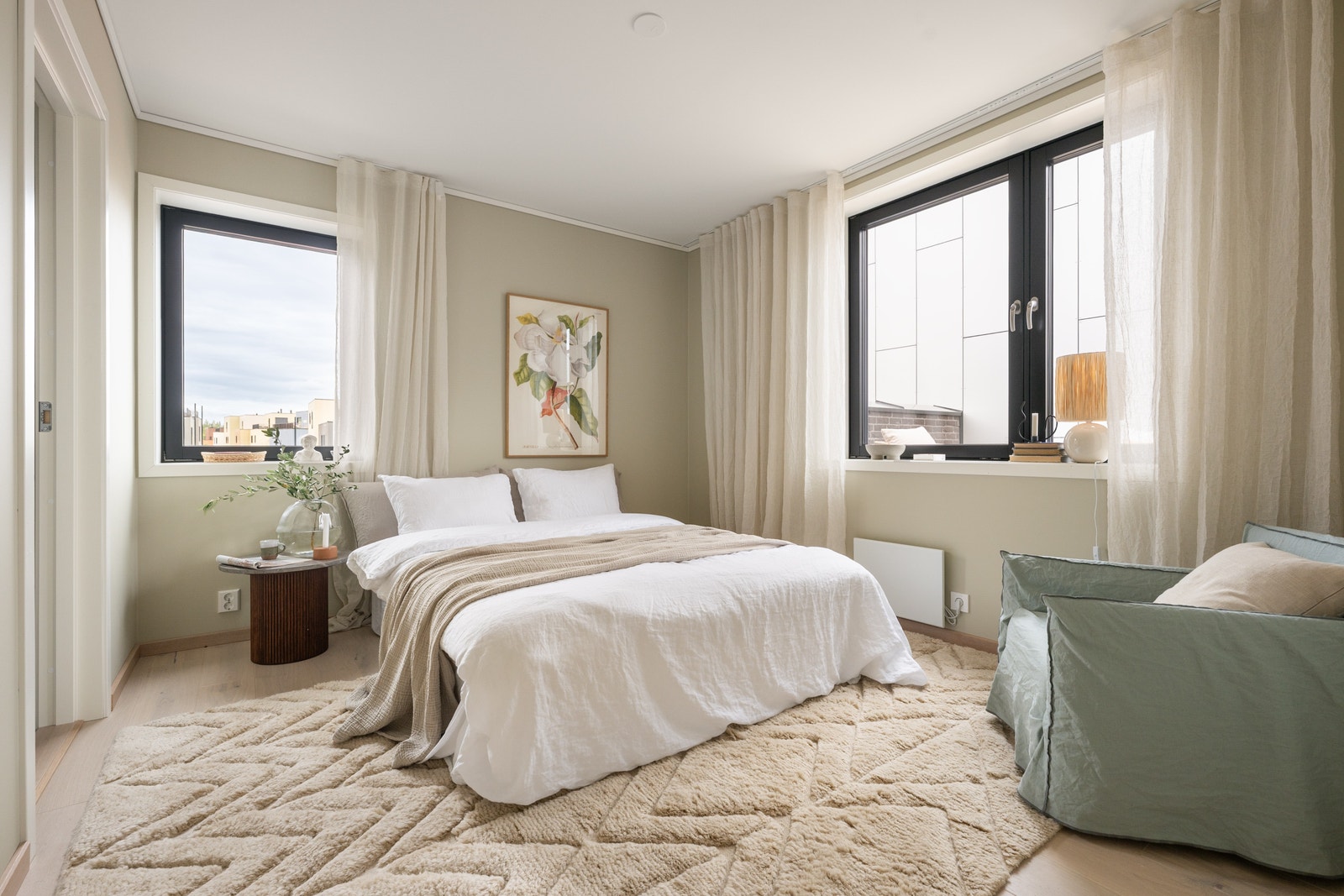 Hovedsoverommet er lyst og delikat med 1-stavs parkett på gulv. (Bilde fra annen, tilsvarende bolig i prosjektet) Galleribilde