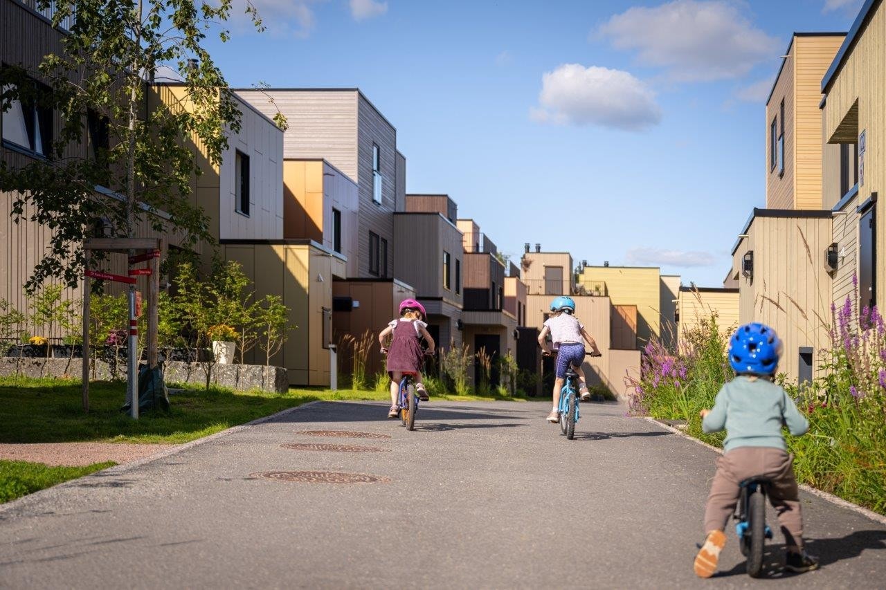 På Dyst kan barna sykle på bilfrie internveier mellom boligene. Galleribilde