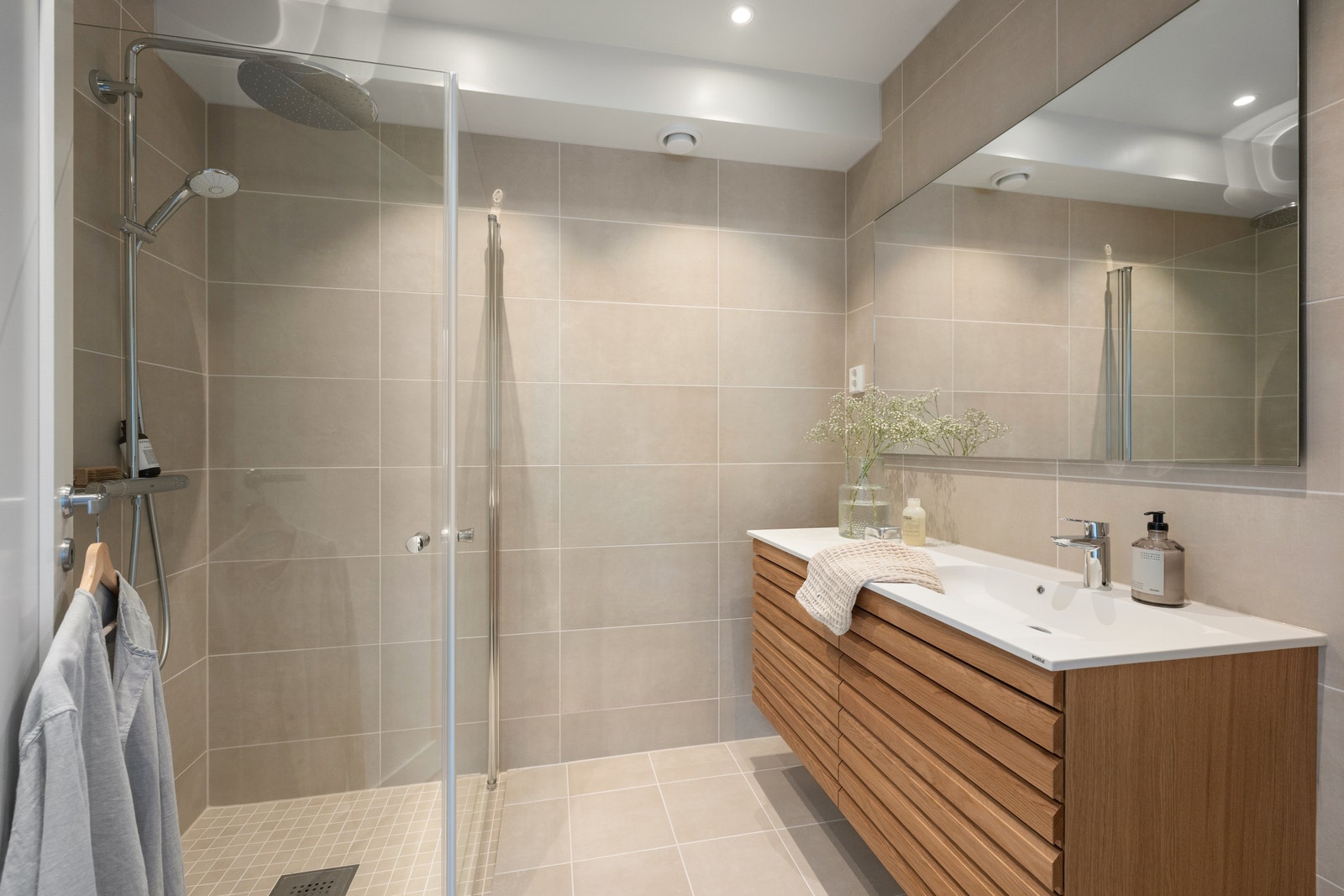 Bad nr. 2 - også beliggende i 2. etasje. Delikat flislagt med varme i gulv, dusjhjørne og wc. (Bilde fra annen, tilsvarende bolig i prosjektet) Galleribilde