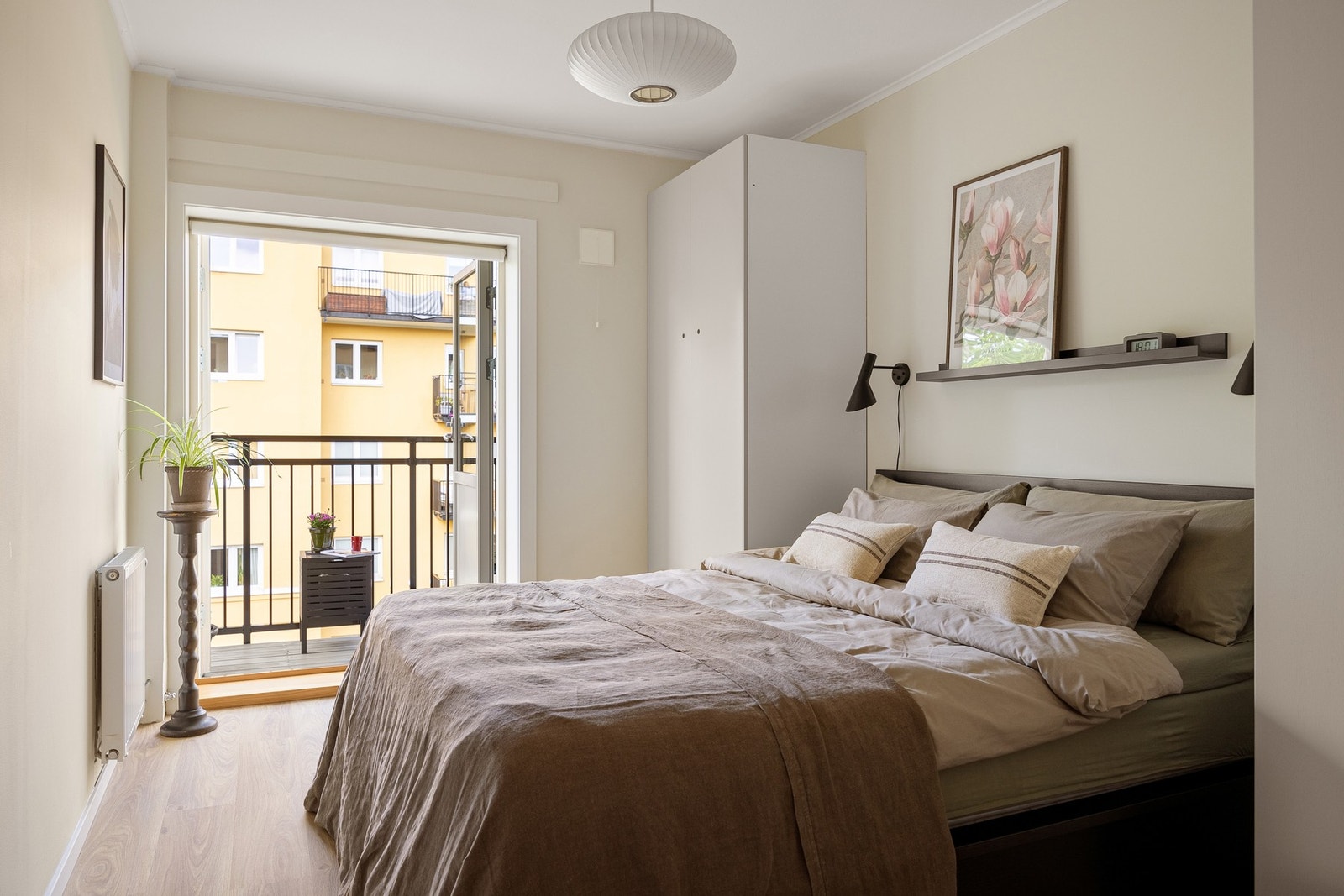 Lyst og romslig soverom med god plass til dobbeltseng. Galleribilde