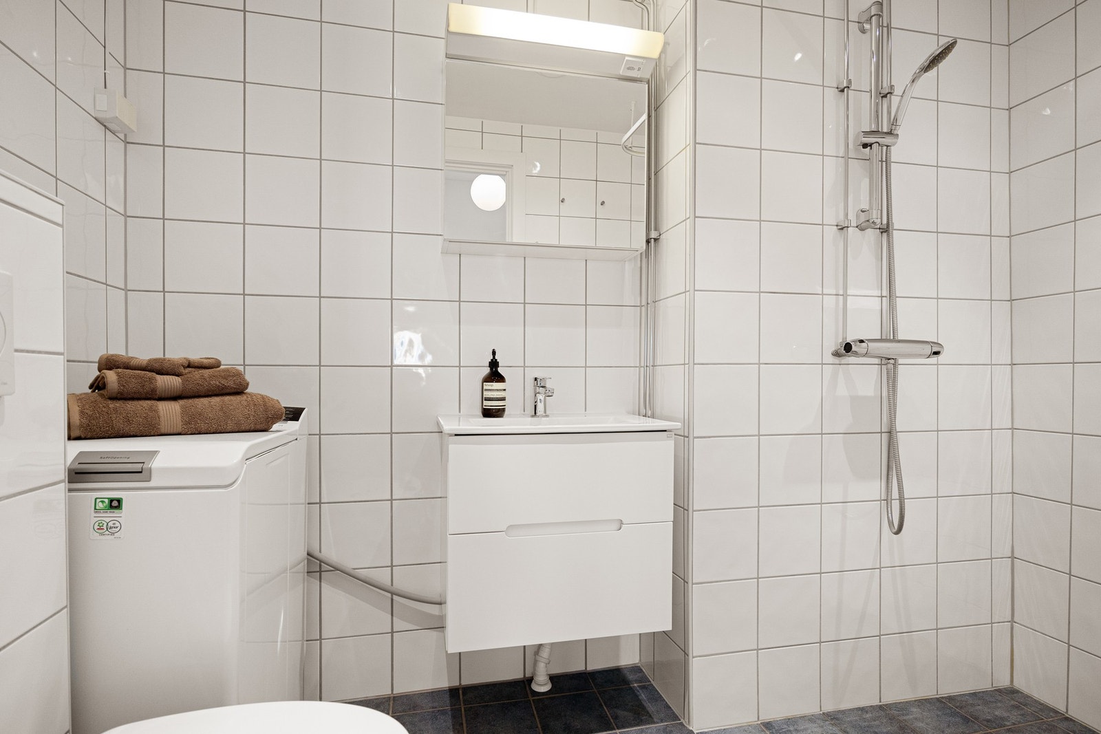 Pent, flislagt bad rehabilitert i regi av borettslaget i 2005. Galleribilde