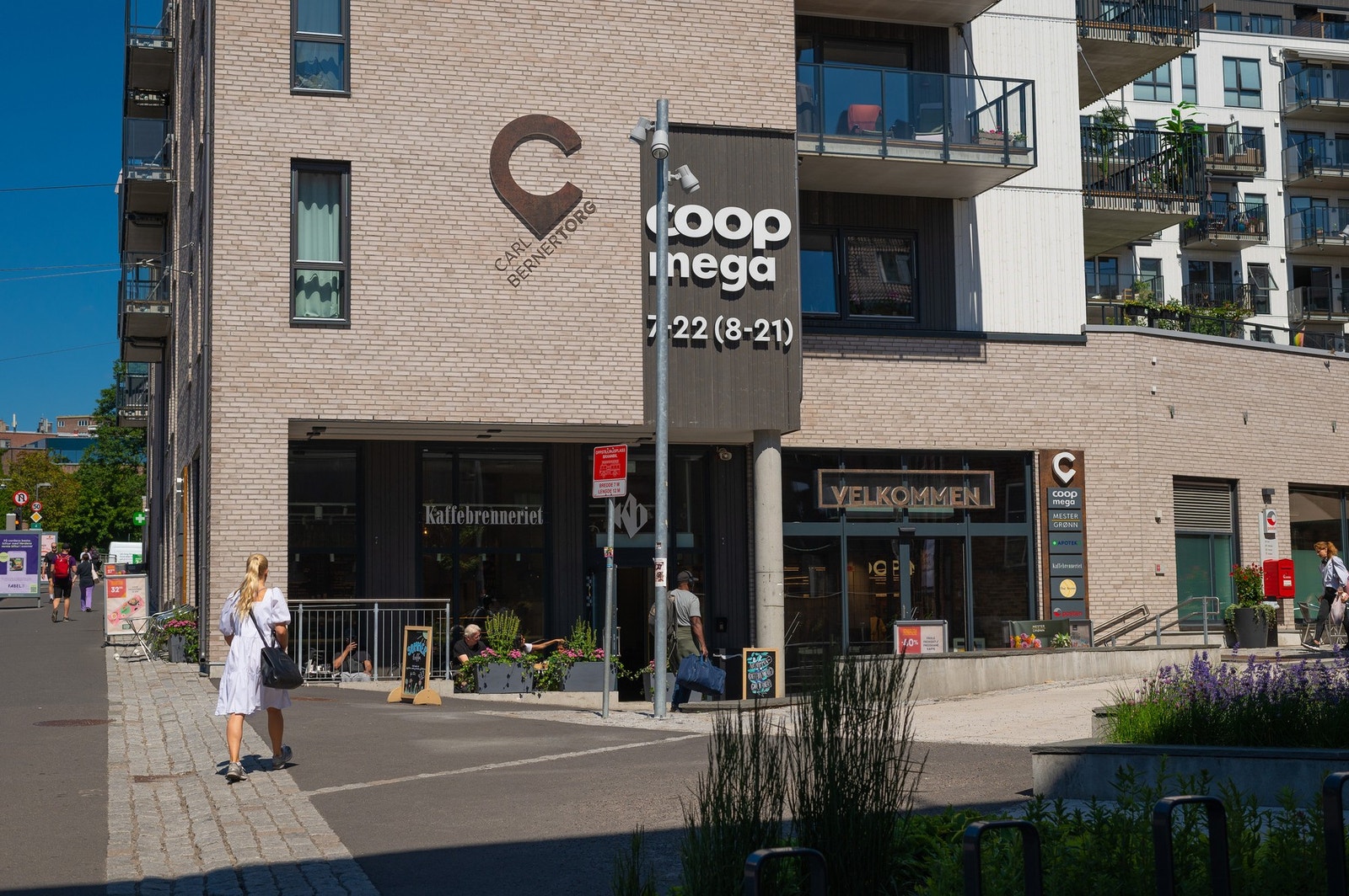 Området har et godt tilbud av butikker og spisesteder. Galleribilde