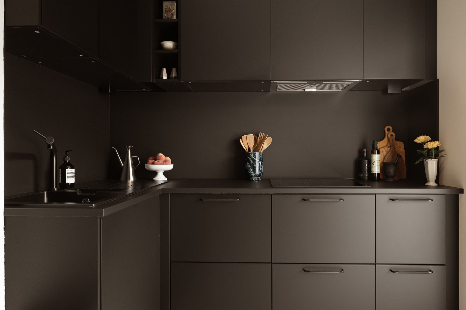 Lekkert kjøkken med slette fronter og laminat benkeplate. Galleribilde