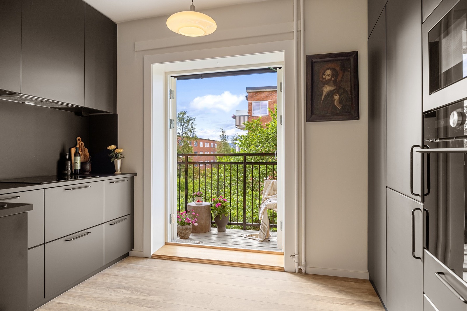 Fra kjøkkenet et det utgang til en av leilighetens 2 balkonger. Galleribilde