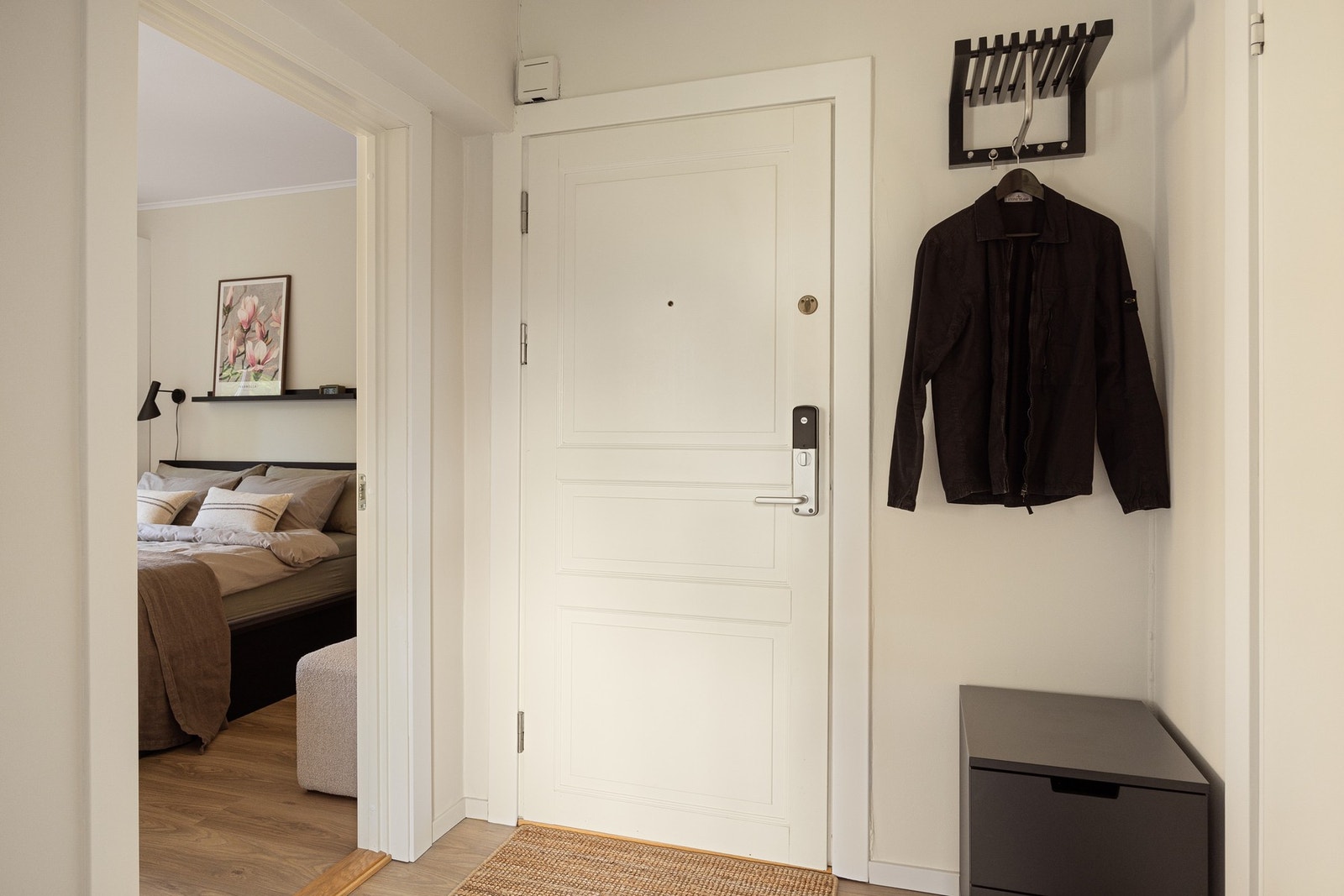 Lys og praktisk entré med plass til oppbevarings av yttertøy. Galleribilde