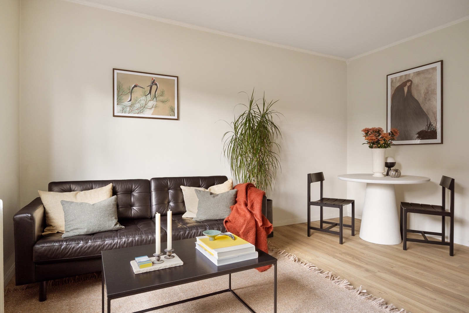 God plass til sofa- og spisegruppe. Galleribilde