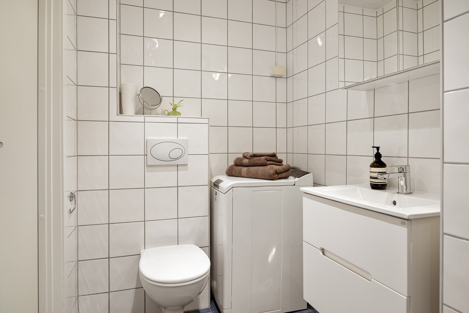 Varmekabler i gulv, og downlights i himling. Galleribilde