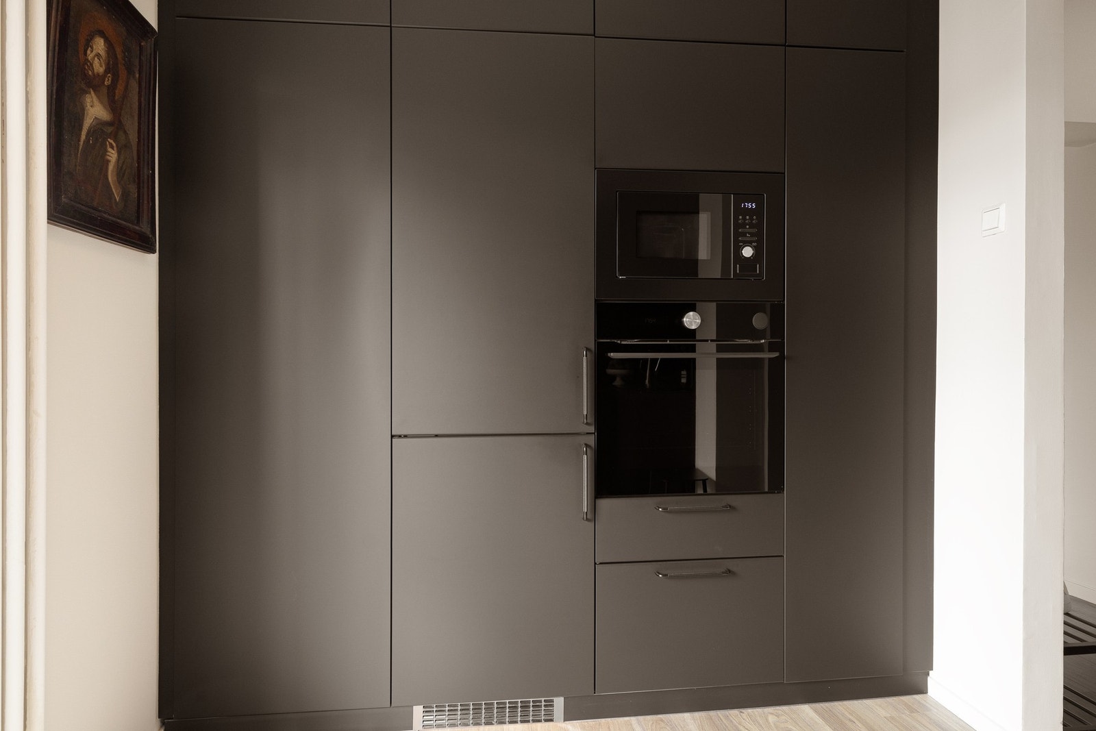 Integrerte hvitevarer som kjøl/frys, oppvaskmaskin, mikro, stekeovn og platetopp. Galleribilde