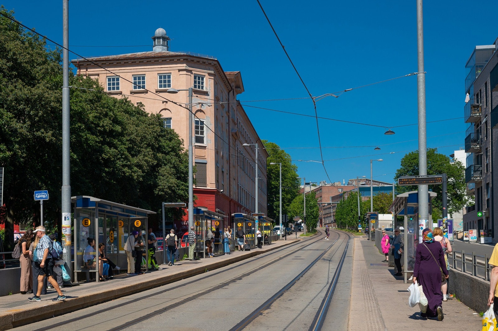 God dekning av offentlig kommunikasjon, med gangavstand til både buss, trikk og T-bane. Galleribilde
