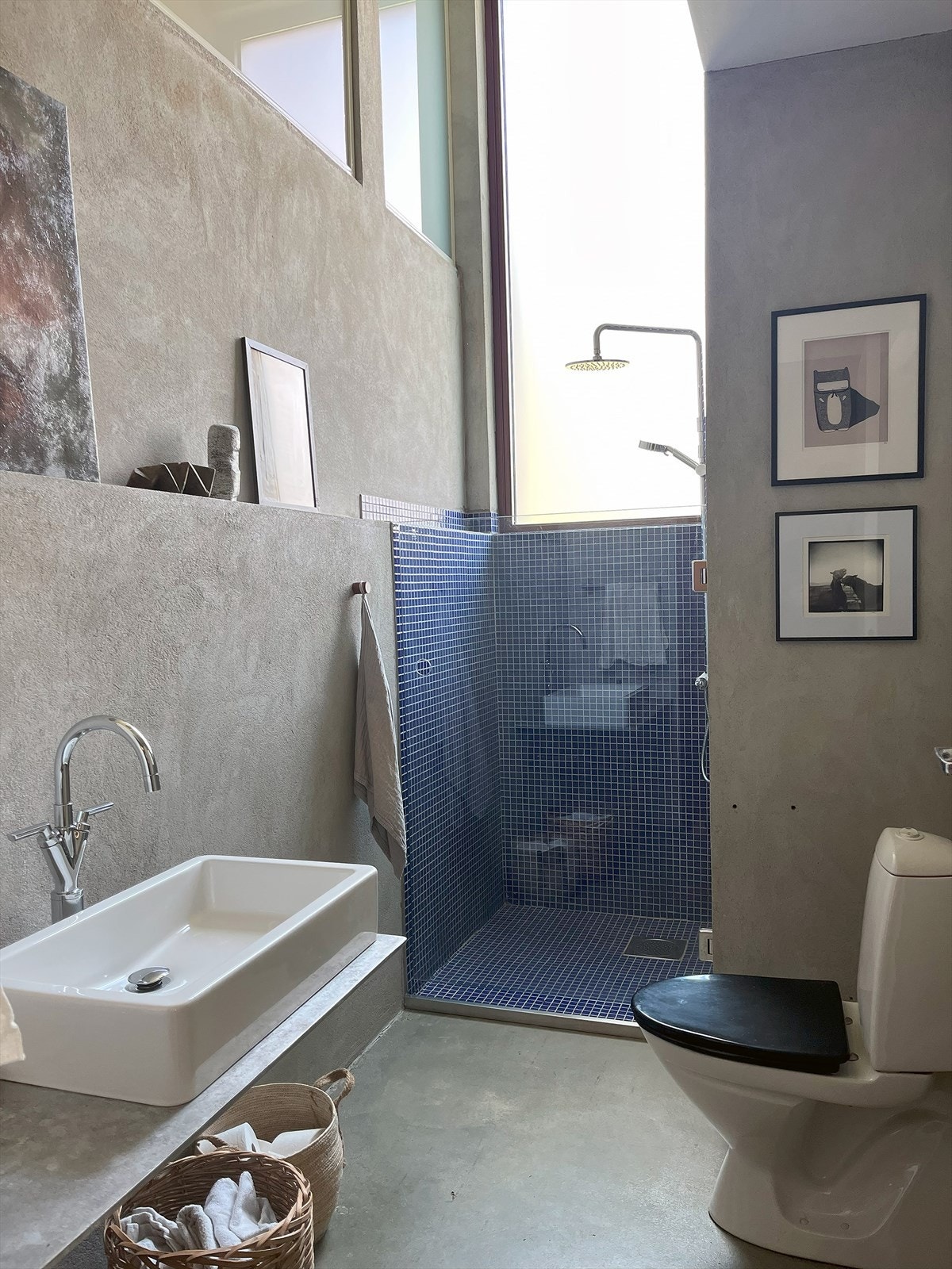 Moderne bad med stilrent design, romslig dusj og naturlig lys. Perfekt for avslapning og velvære i hverdagen. Galleribilde