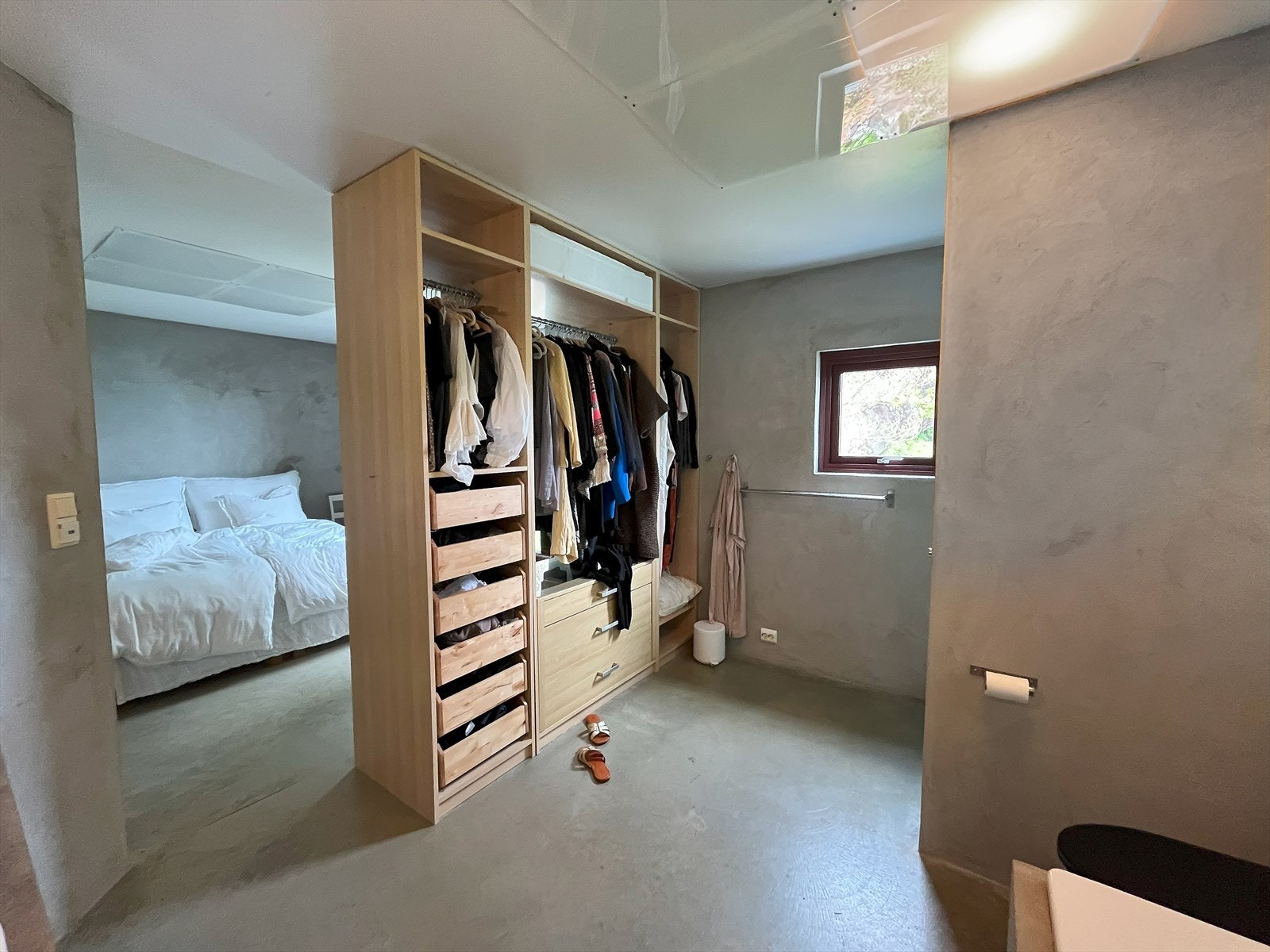 Romslig og moderne hovedsoverom med tilstøtende garderobe og bad, naturlig lysinnslipp og funksjonell planløsning for maksimal komfort. Galleribilde