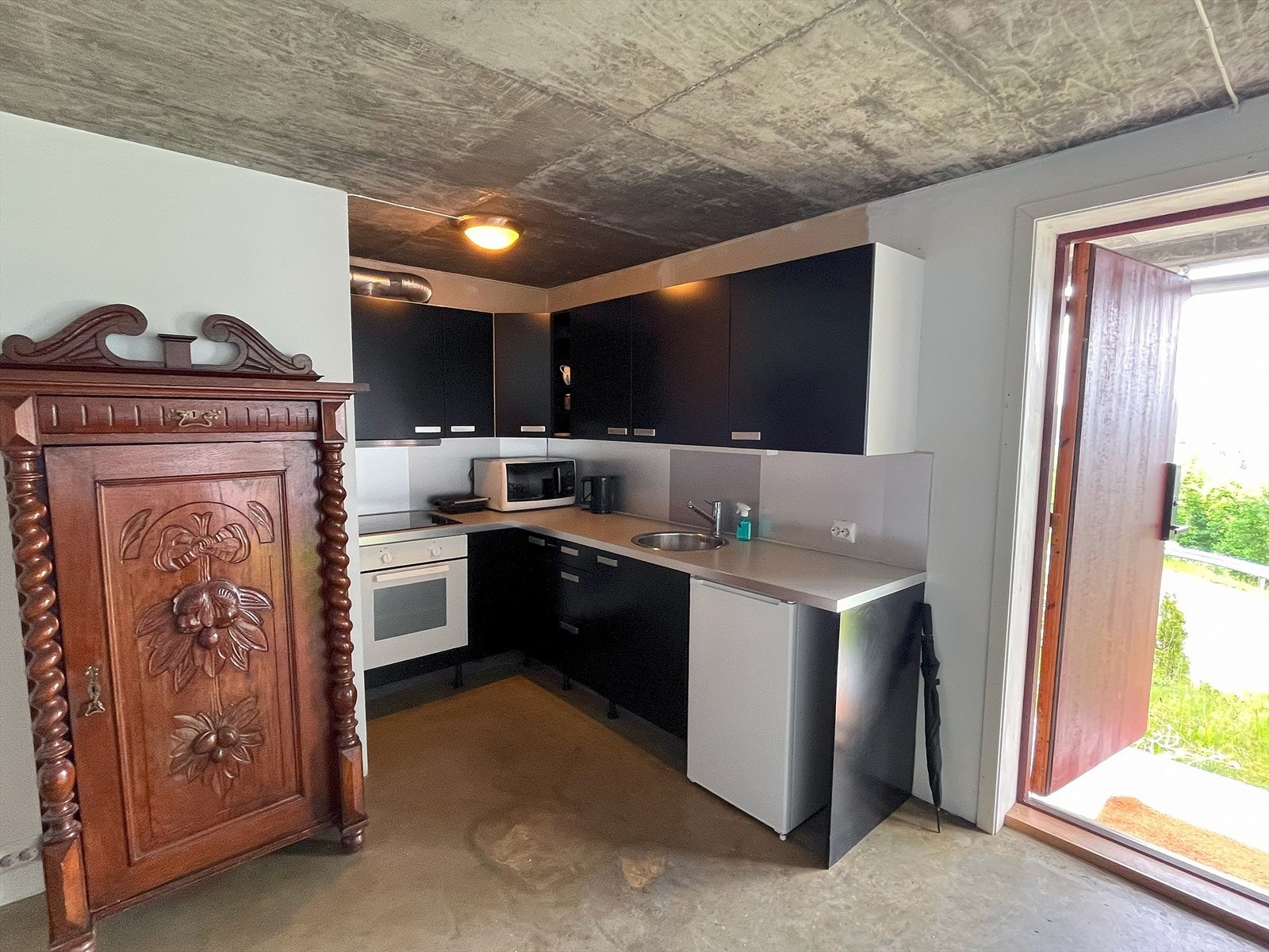 Funksjonelt kjøkkenhjørne i underetasjen Galleribilde