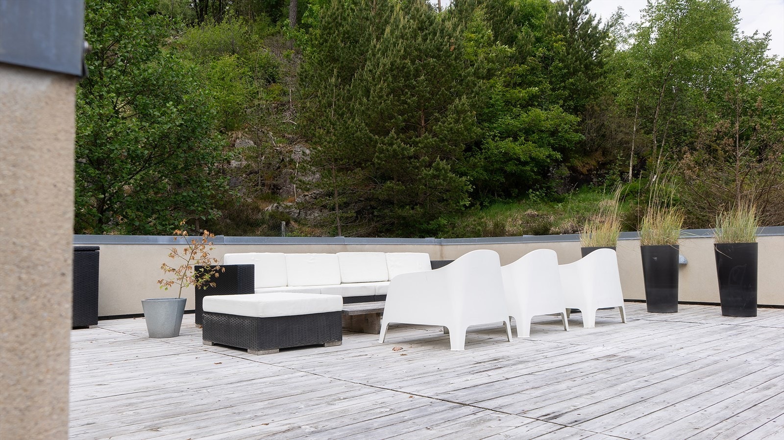 Romslig takterrasse omringet av frodig natur, perfekt for avslapning og sosiale sammenkomster i naturskjønne omgivelser. Galleribilde