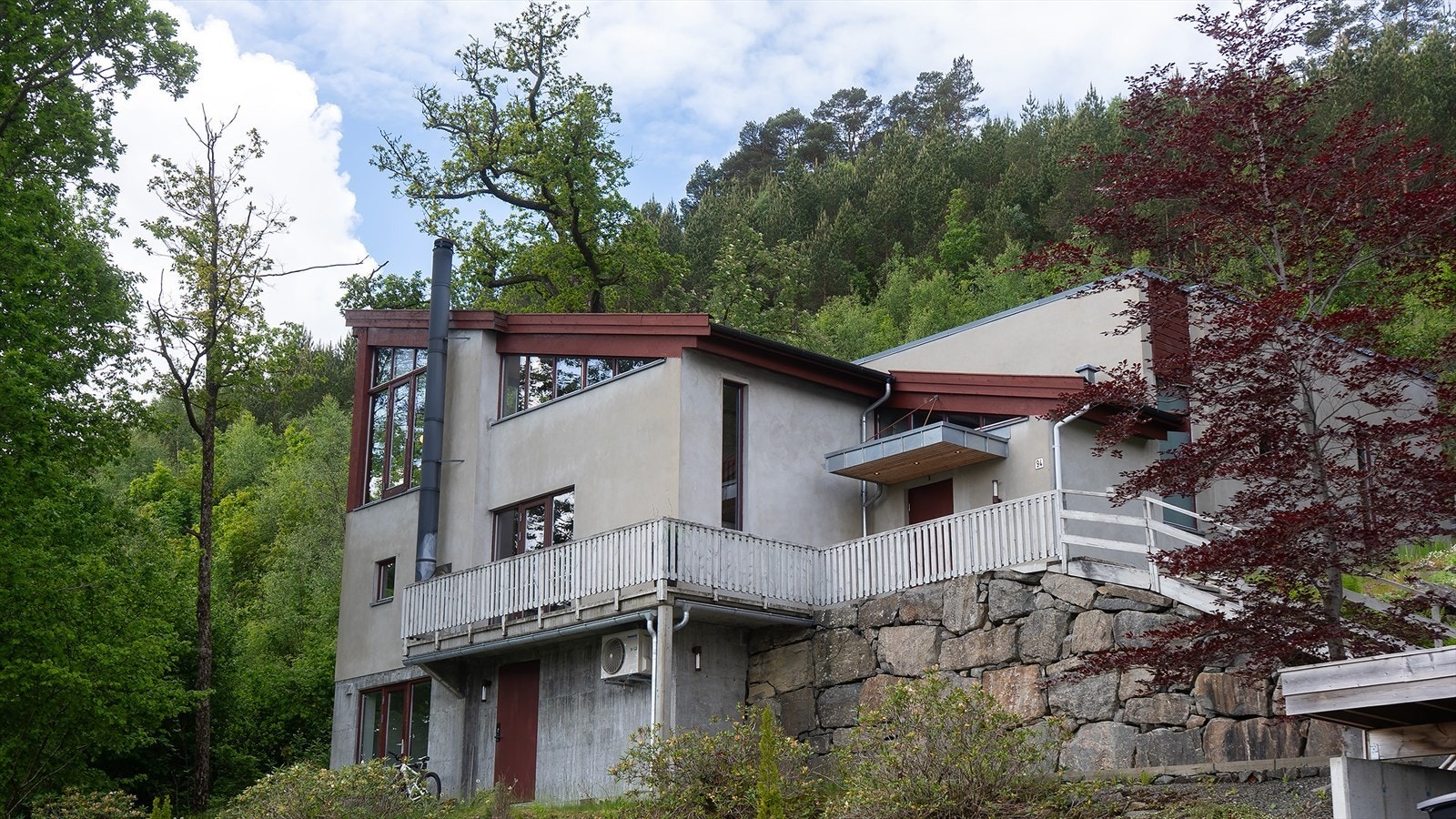 Moderne villa i naturskjønne omgivelser, med unik arkitektur og flotte uteområder. Ideell beliggenhet nær skog og natur. Galleribilde