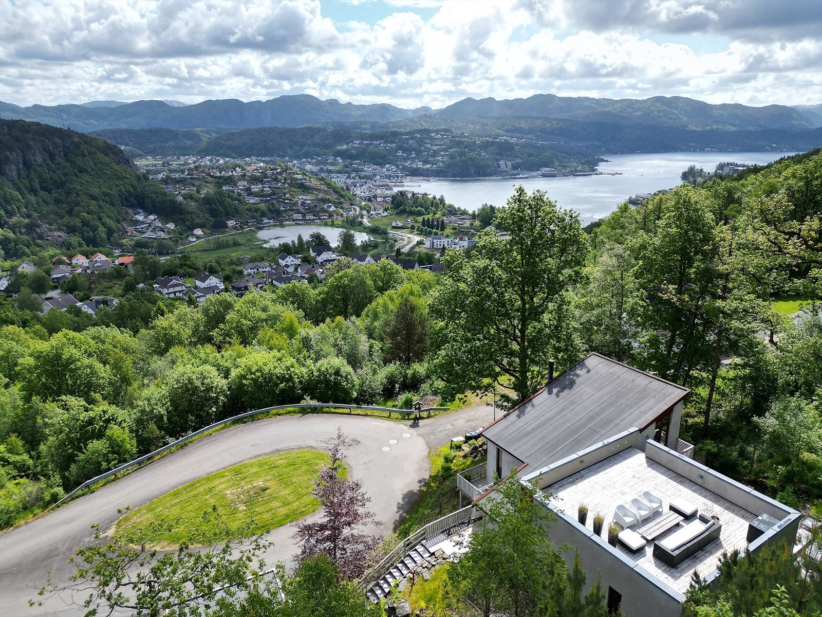 Fantastisk beliggenhet, omringet av frodig natur. Perfekt beliggenhet for ro og rekreasjon. Galleribilde