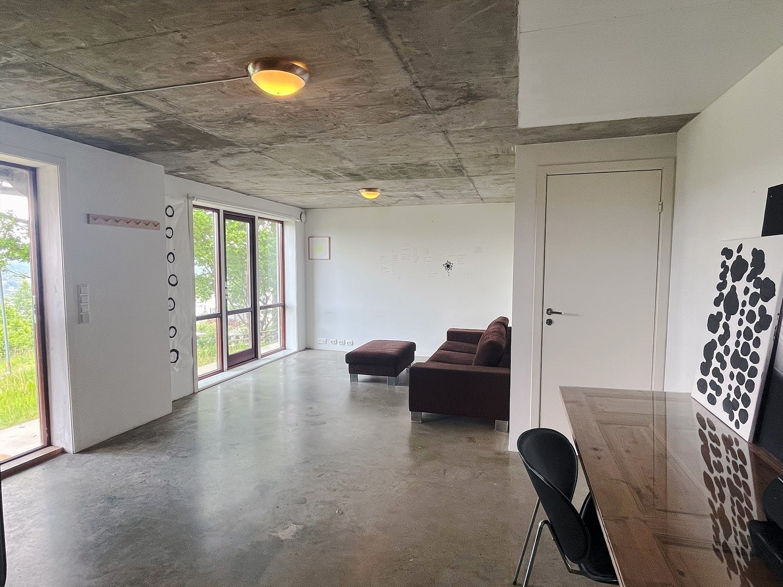 Åpen stue/kjøkkenløsning i underetasjen Galleribilde