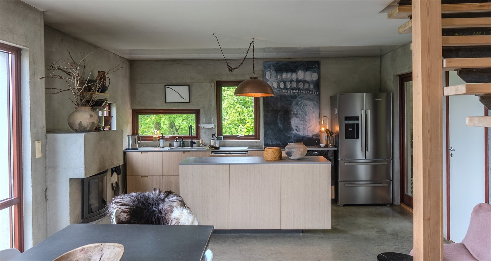 Moderne kjøkken med åpen planløsning, store vinduer og stilrene detaljer. Perfekt for sosialt samvær og hverdagskomfort. Galleribilde